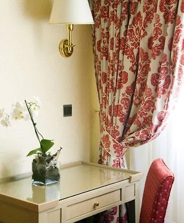 Passy Eiffel Hotel 3*