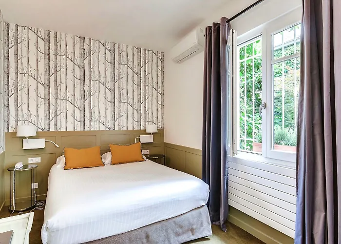 Passy Eiffel Hotel 3*